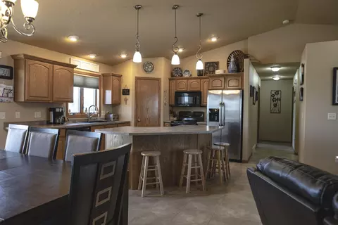 2424 Pointe Loop, Bismarck, ND 58503 photo 3