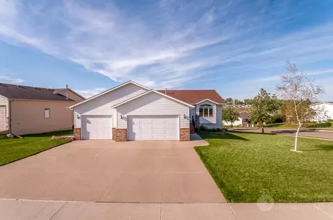 2405 Lacorte Loop, Bismarck, ND 58503 photo 2