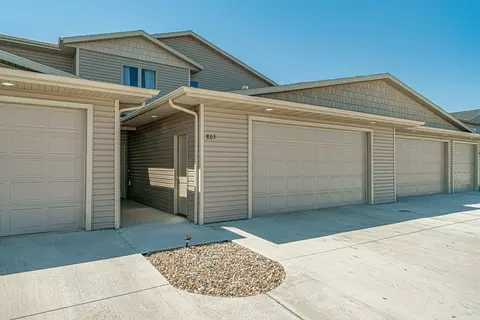 805 Compass Loop, Bismarck, ND 58504 photo 2