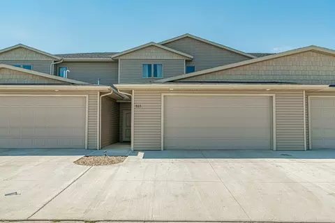 805 Compass Loop, Bismarck, ND 58504 photo 1