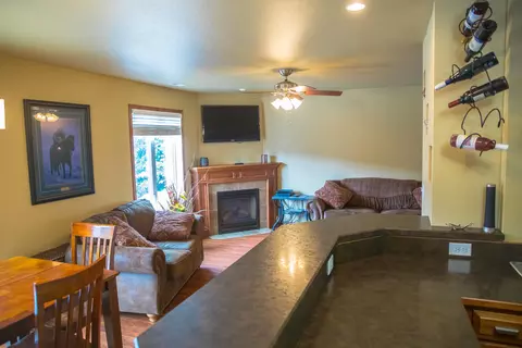 944 Canada Ave, Bismarck, ND 58503 photo 21