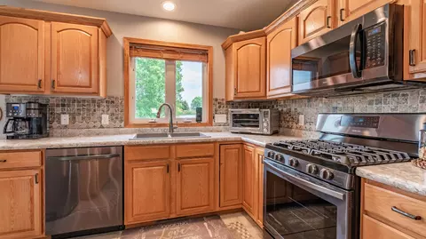 2463 Pointe Loop, Bismarck, ND 58503 photo 4