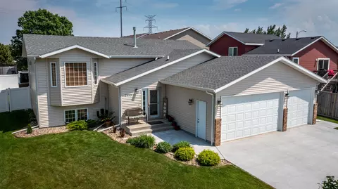 2463 Pointe Loop, Bismarck, ND 58503 photo 1