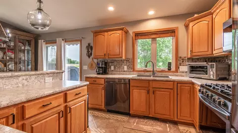 2463 Pointe Loop, Bismarck, ND 58503 photo 3