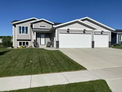 3316 Doubleday Dr, Bismarck, ND 58503 photo 1