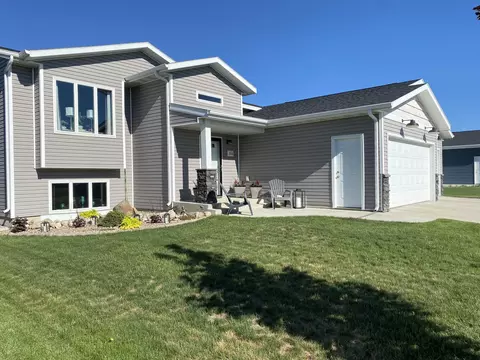 3316 Doubleday Dr, Bismarck, ND 58503 photo 2