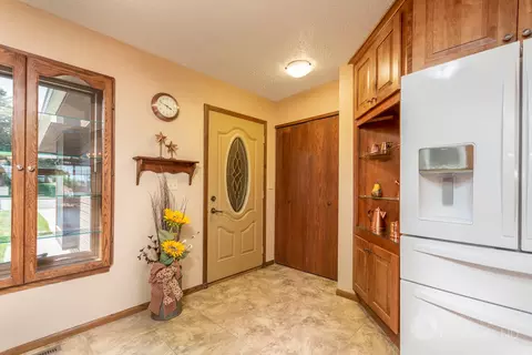 391 E Brandon Dr, Bismarck, ND 58503 photo 4