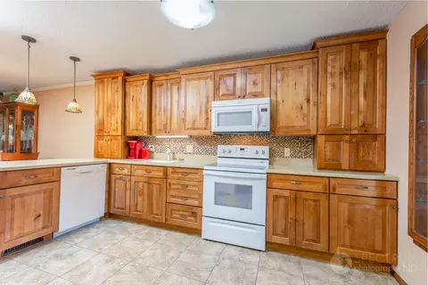 391 E Brandon Dr, Bismarck, ND 58503 photo 5