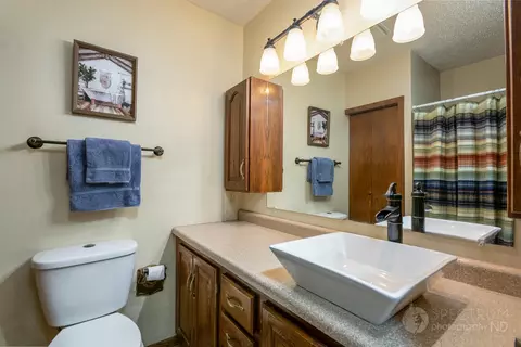 391 E Brandon Dr, Bismarck, ND 58503 photo 18