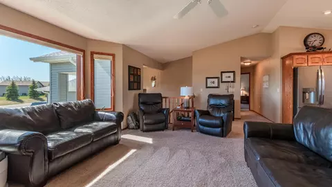 5513 Brook Pl, Bismarck, ND 58503 photo 3