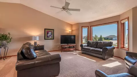 5513 Brook Pl, Bismarck, ND 58503 photo 2