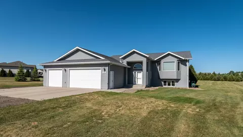 5513 Brook Pl, Bismarck, ND 58503 photo 1