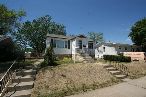418 17th St, Bismarck, ND 58501 photo 2