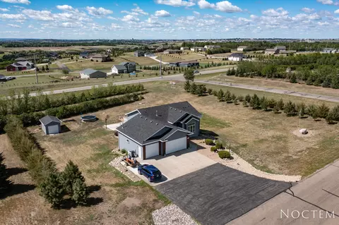3601 Foxhaven Loop, Bismarck, ND 58503 photo 2