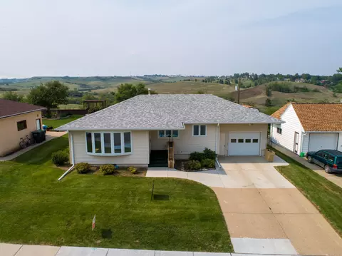 728 Custer Dr NW, Mandan, ND 58554 photo 1