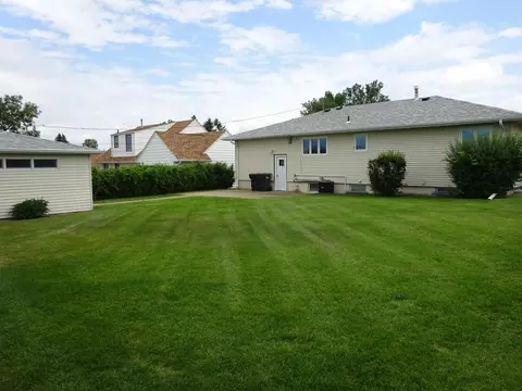 728 Custer Dr NW, Mandan, ND 58554 photo 4