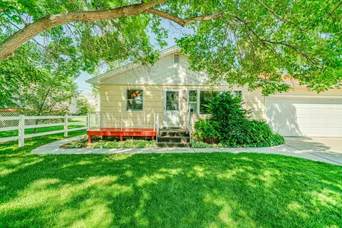 804 Midway Dr, Bismarck, ND 58501 photo 1