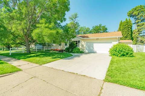 804 Midway Dr, Bismarck, ND 58501 photo 3