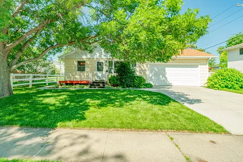 804 Midway Dr, Bismarck, ND 58501 photo 2