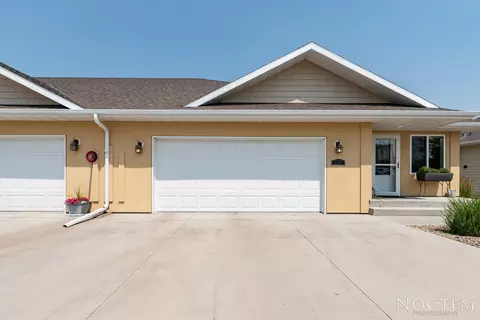 3707 Calgary Ct NE, Bismarck, ND 58503 photo 2