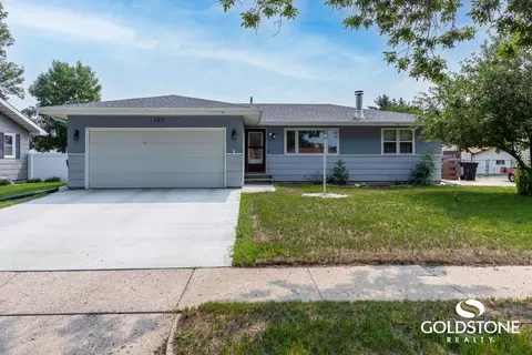1237 Columbia Dr, Bismarck, ND 58504 photo 1