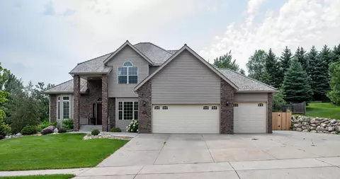 401 Juniper Dr, Bismarck, ND 58503 photo 2
