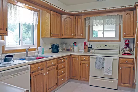 1105 Fairview Pl, Bismarck, ND 58501 photo 2