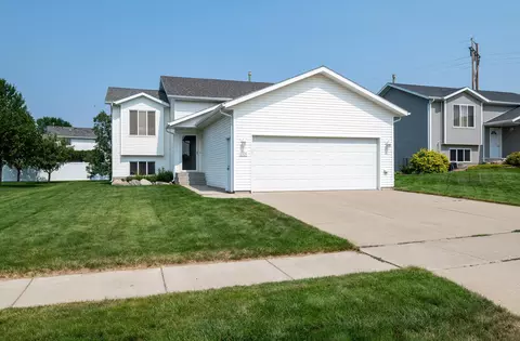 2706 8th Ave SE, Mandan, ND 58554 photo 1