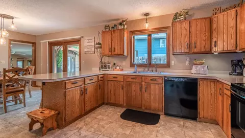 750 Aster Ln, Bismarck, ND 58501 photo 3