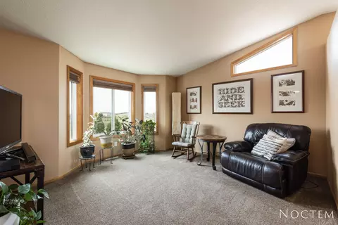 7601 Keystone Dr NW, Bismarck, ND 58503 photo 4