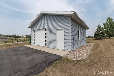 7601 Keystone Dr NW, Bismarck, ND 58503 photo 2