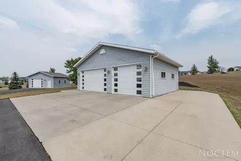 7601 Keystone Dr NW, Bismarck, ND 58503 photo 3
