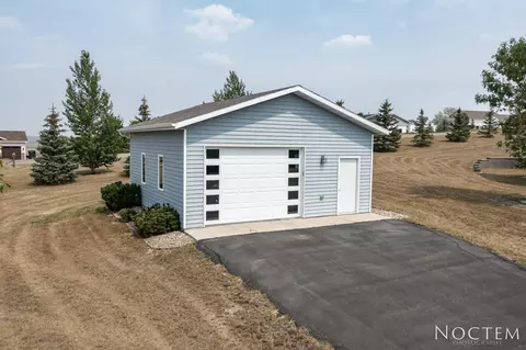 7601 Keystone Dr NW, Bismarck, ND 58503 photo 29