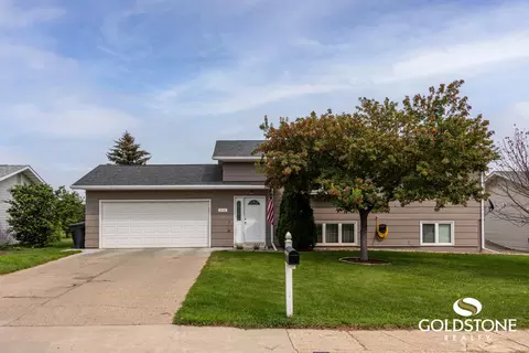 814 3rd Ave NE, Mandan, ND 58554 photo 1