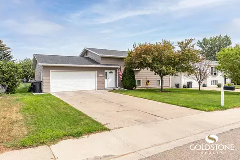 814 3rd Ave NE, Mandan, ND 58554 photo 2