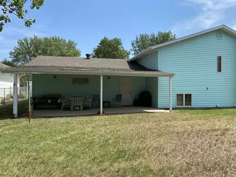 2032 9th St, Bismarck, ND 58501 photo 3
