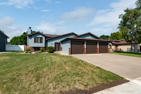 3126 Hampton St, Bismarck, ND 58504 photo 4