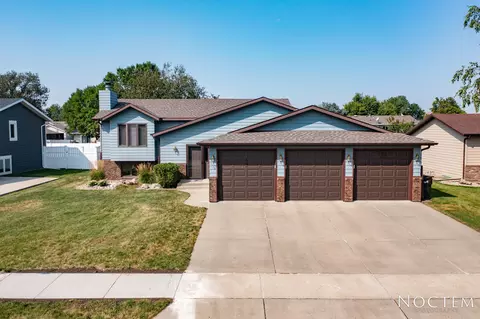 3126 Hampton St, Bismarck, ND 58504 photo 2