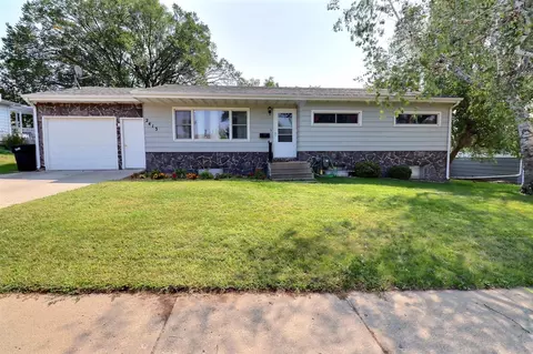 2413 C Ave E, Bismarck, ND 58501 photo 2
