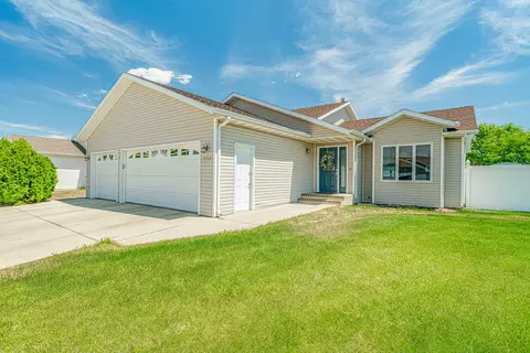 2722 Plainview Dr SE, Mandan, ND 58554 photo 2