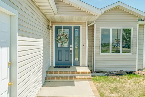 2722 Plainview Dr SE, Mandan, ND 58554 photo 3