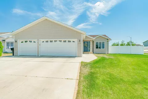 2722 Plainview Dr SE, Mandan, ND 58554 photo 1