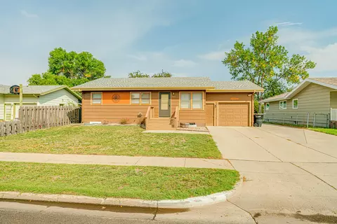 608 Denver Ave E, Bismarck, ND 58504 photo 1