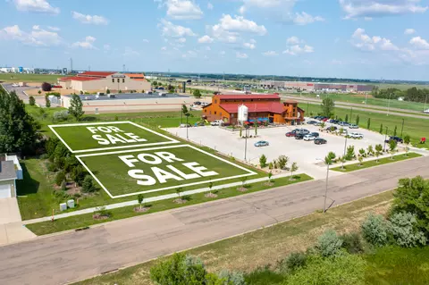 1048 Canada Ave, Bismarck, ND 58503