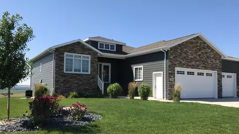 5016 Cornice Dr, Bismarck, ND 58503 photo 2