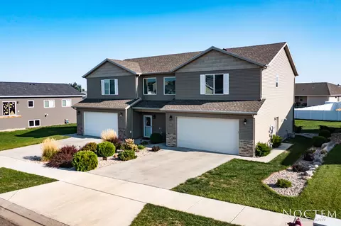 933 Calvert Dr, Bismarck, ND 58503 photo 1