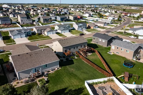 933 Calvert Dr, Bismarck, ND 58503 photo 28