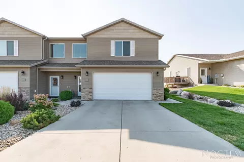 933 Calvert Dr, Bismarck, ND 58503 photo 2