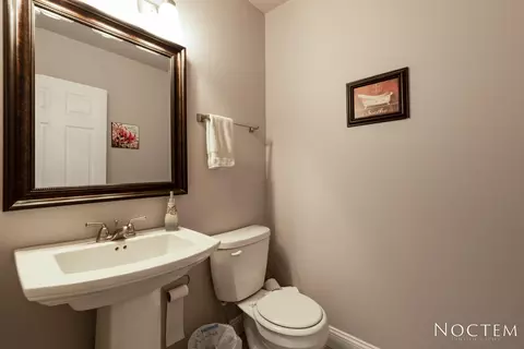 933 Calvert Dr, Bismarck, ND 58503 photo 12