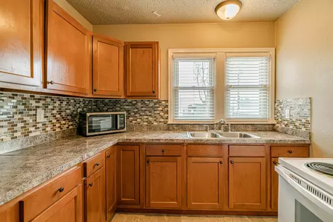 1413 E Thayer Ave, Bismarck, ND 58501 photo 4
